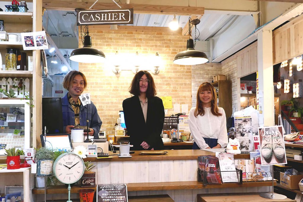 【写真】店内カウンターの中のスタッフ